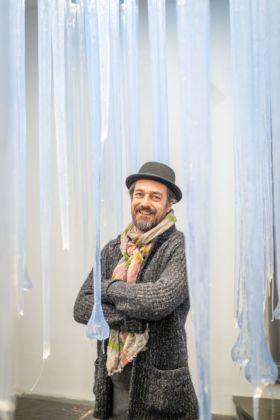 Alessandro Ciffo tra i filamenti dell’installazione Sinapsi. Galleria Paola Verrengia, Salerno 2019