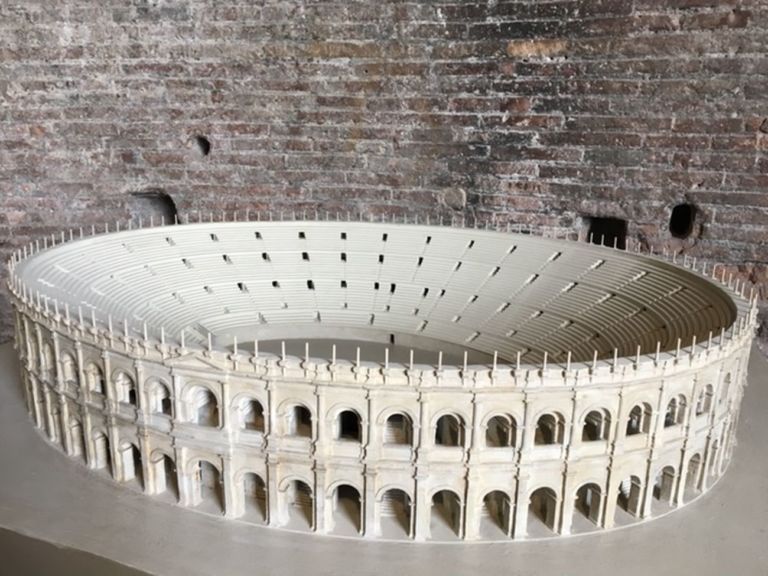 Anfiteatro di Nimes (Francia). Civis Civitas Civilitas, Mercati di Traiano, Roma 2019