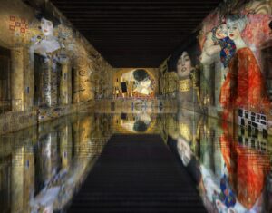 Bassins de Lumières a Bordeaux: l’ex base sottomarina oggi diventa un centro di arte digitale