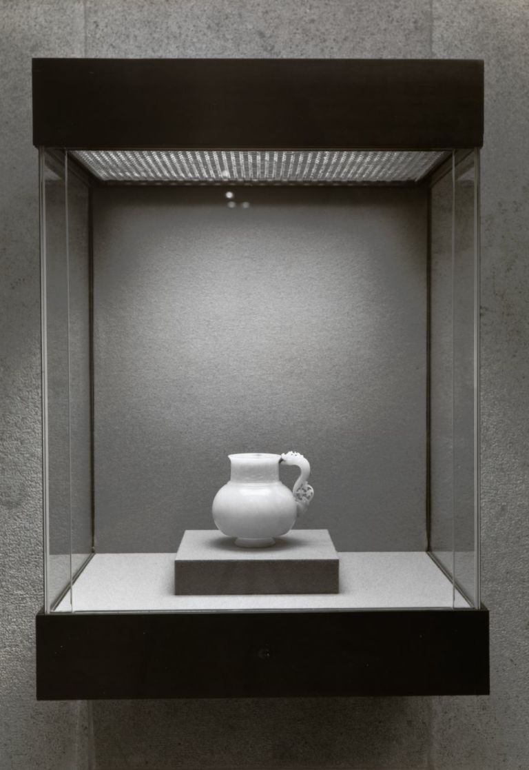 Calouste Gulbenkian Museum. Islamic East gallery with jade jug made for Ulugh Beg, 1970. Photo Mário de Oliveira