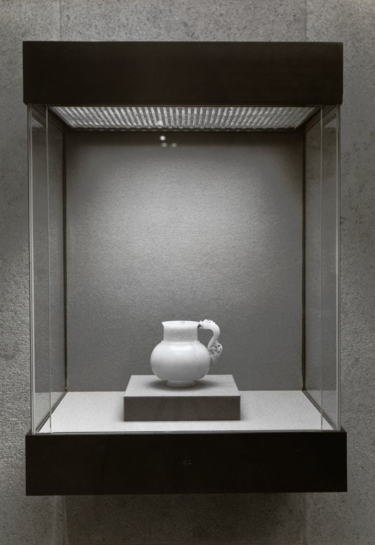 Calouste Gulbenkian Museum. Islamic East gallery with jade jug made for Ulugh Beg, 1970. Photo Mário de Oliveira