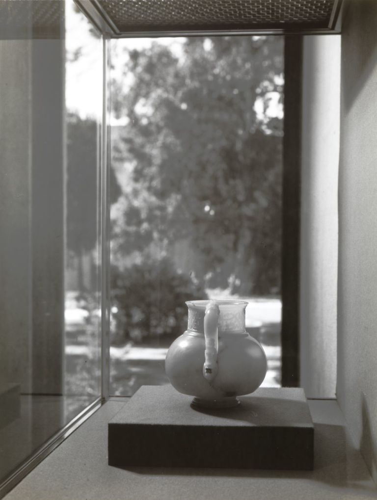 Calouste Gulbenkian Museum. Islamic East gallery with jade jug made for Ulugh Beg, 1971. Photo Mário de Oliveira