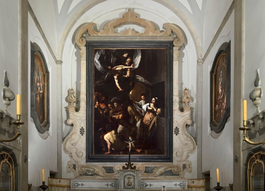 Jan Fabre dialoga con Caravaggio. Al Pio Monte di Napoli, le cappelle si coprono di corallo rosso