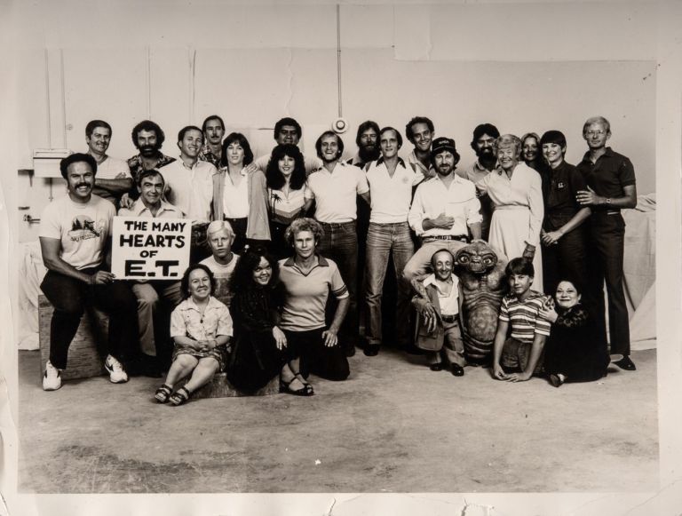 Carlo Rambaldi con il cast di ET dopo la vittoria dell'Oscar © Fondazione Culturale Carlo Rambaldi