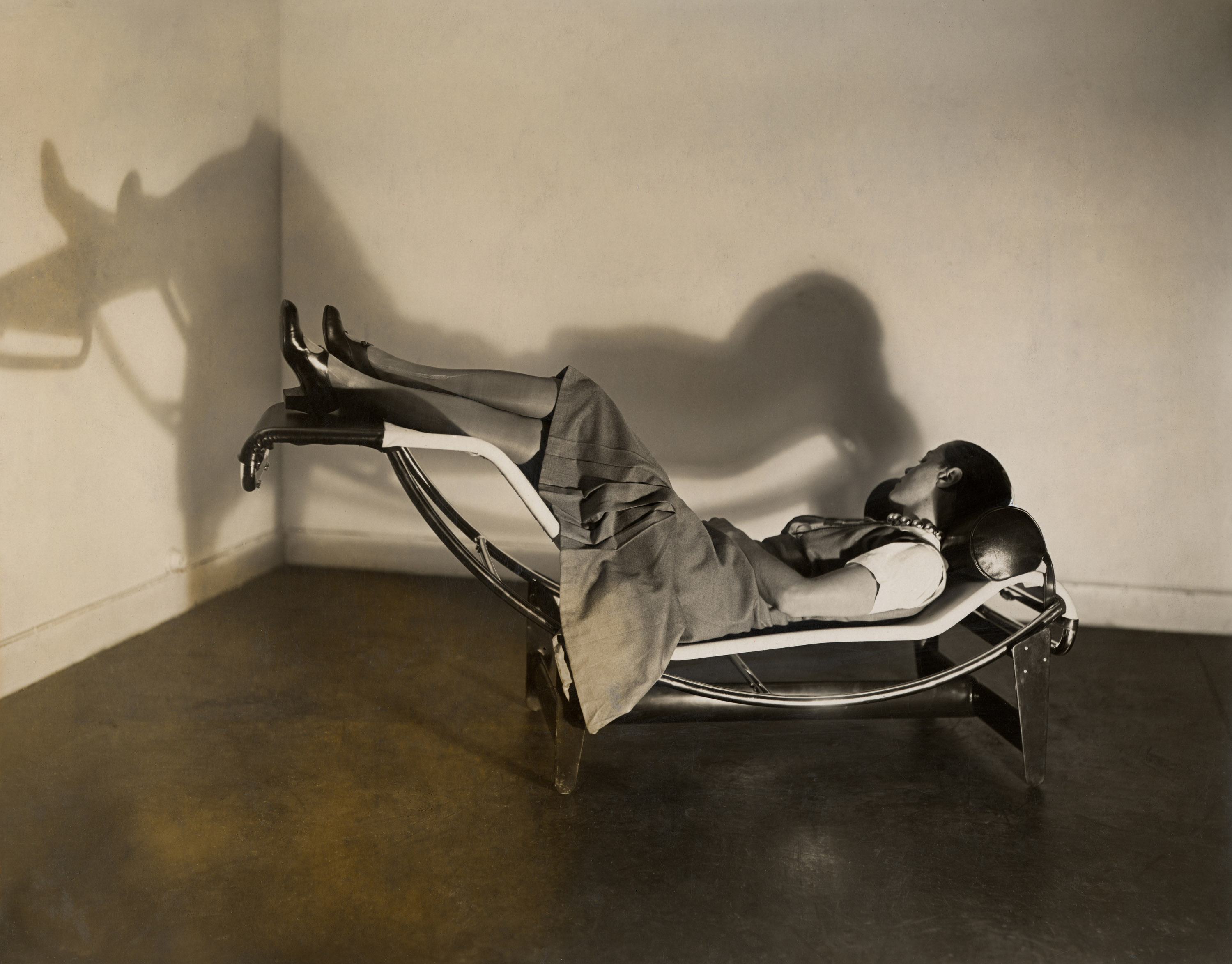 Charlotte Perriand sulla celebre “chaise longue à réglage continu”, 1929 – credit Archives Charlotte Perriand