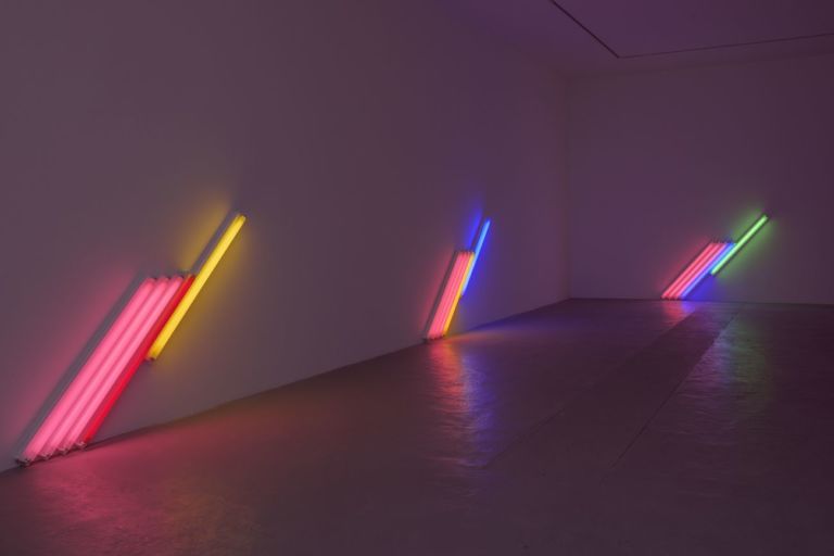 Dan Flavin. Installation view at David Zwirner, Parigi 2019. Photo Jack Hems © 2019 Stephen Flavin _ Artists Rights Society (ARS), New York Courtesy David Zwirner