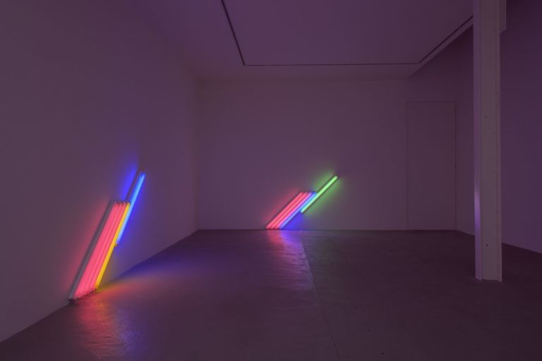 Dan Flavin. Installation view at David Zwirner, Parigi 2019. Photo Jack Hems © 2019 Stephen Flavin _ Artists Rights Society (ARS), New York Courtesy David Zwirner