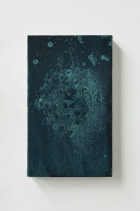 Fabio Marullo, Su un oggetto azzurro collocato nello spazio, 2019, oil on linen, cm 36,5x21,5