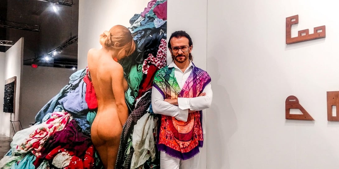 Lorenzo Fiaschi di Galleria Continua davanti a uno specchio di Pistoletto. Foto: Maurita Cardone