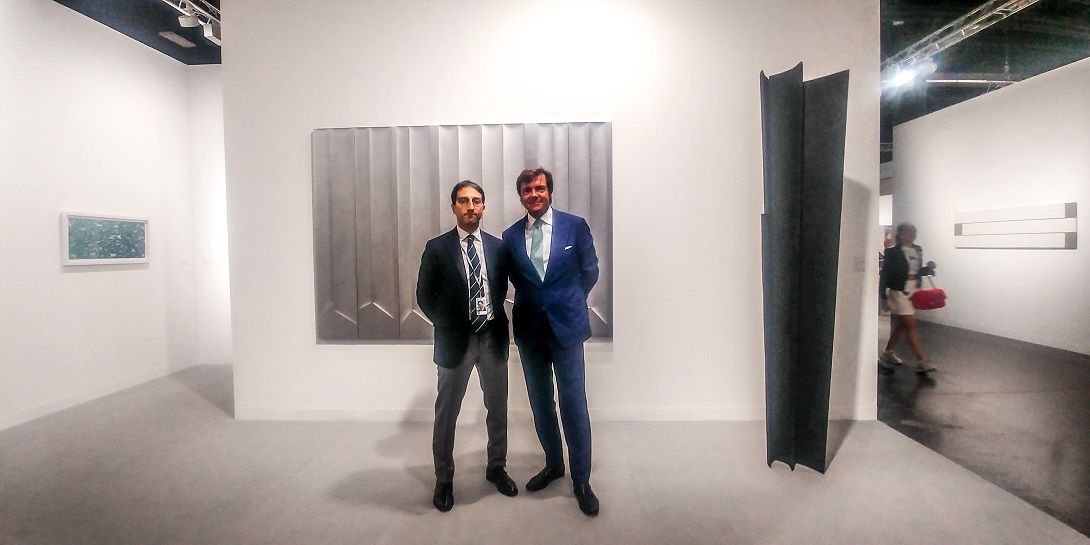 Jose Graci e Davide Mazzoleni davanti a un'opera di Nunzio all'interno del booth di Mazzoleni ad Art Basel Miami. Foto: Maurita Cardone