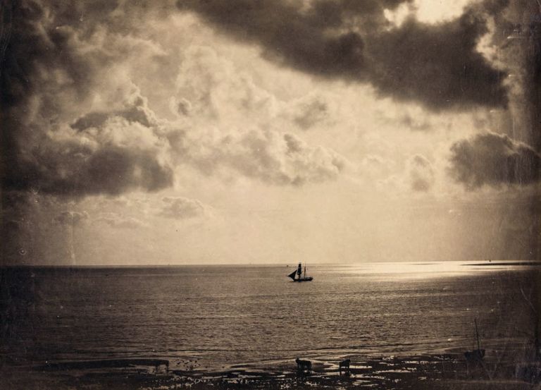 Gustave Le Gray, Barca al chiaro di luna, 1856-57, stampa su carta all’albumina, cm 29,6 x 41,1. Parigi, Bibliothèque Historique de la Ville de Paris