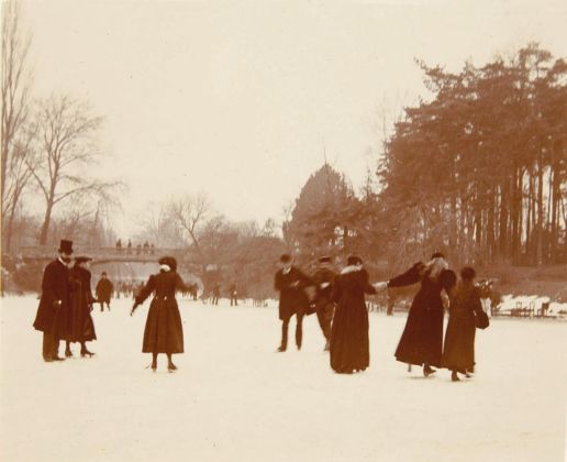 Henri Lemoine, Bois de Boulogne, lago ghiacciato e pattinatori, 1894-1900, aristotipo, cm 6,7 x 8,3 Parigi, Musée d’Orsay