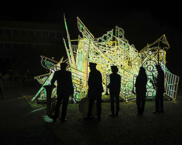 Iginio De Luca, Iailat, 2018 2019, performance : Fabrizio Cicero, Ordine Nuovo, 2019, installazione. L'Inaugurazione, piazza Jan Palach.(Ph Credit Maria Giovanna Sodero)