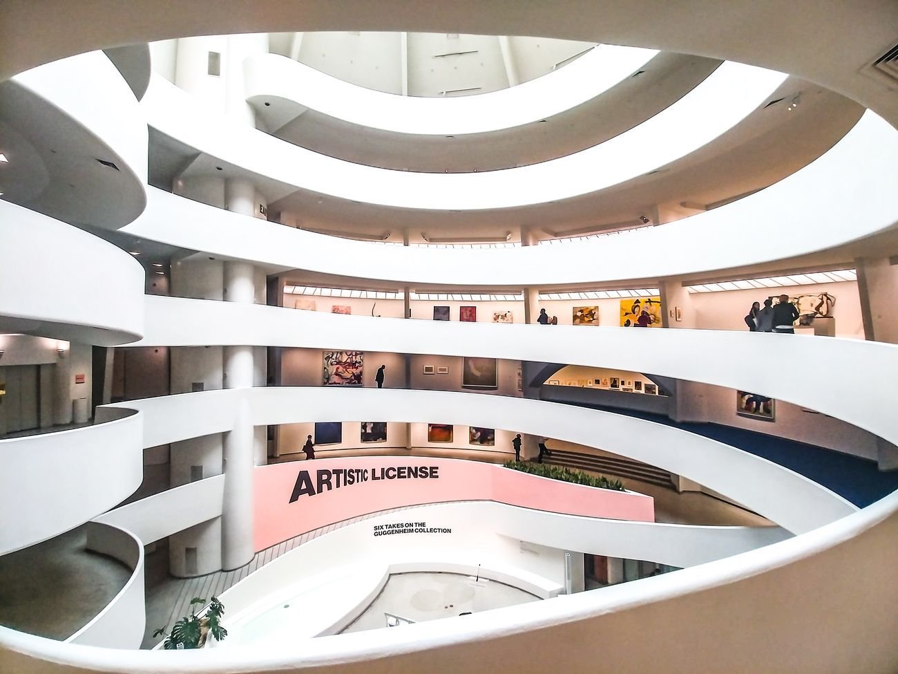 La rampa a spirale del Guggenheim di New York allestita per la mostra “Artistic License”. Photo Maurita Cardone