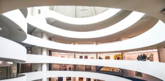 La rampa a spirale del Guggenheim di New York allestita per la mostra “Artistic License”. Photo Maurita Cardone