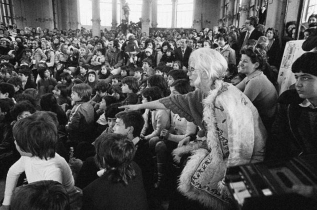 Letizia Battaglia, Franca Rame durante lo spettacolo di burattini alla Palazzina Liberty, 1974, Milano © Letizia Battaglia