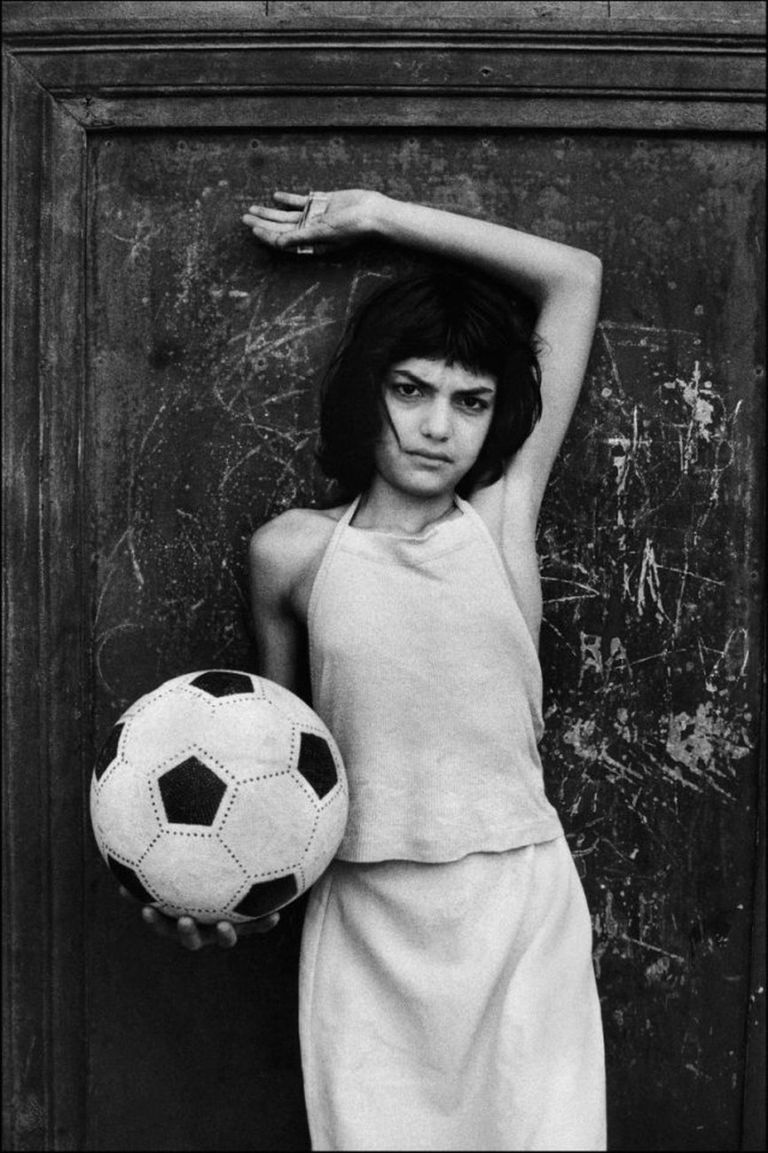 Letizia Battaglia, La bambina con il pallone, Quartiere La Cala, 1980, Palermo © Letizia Battaglia