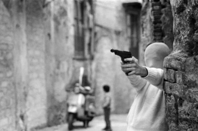 Letizia Battaglia, Vicino la Chiesa di Santa Chiara. Il gioco dei killer, 1982, Palermo © Letizia Battaglia
