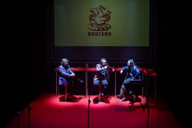 Lorenzo Urciullo aka Colapesce, Riccardo Goretti e Stefano Cenci, Stanno tutti male ‒ uno studio collettivo sull’infelicità individuale. Triennale Milano Teatro. Photo Ivan D'Alì
