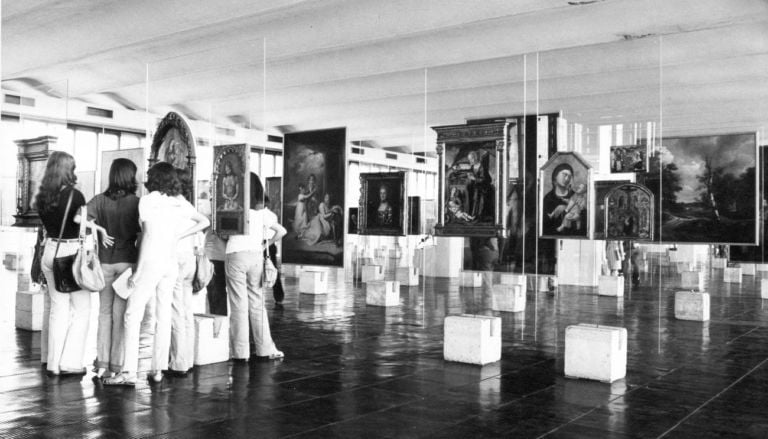 Museu de Arte de São Paulo collection on the ‘crystal’ easels, 1970’s. Acervo do Centro de Pesquisa do MASP