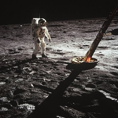 L’astronauta Edwin E. Aldrin Jr., pilota dell’Apollo 11, fotografato durante l’attività extraveicolare sul suolo lunare.