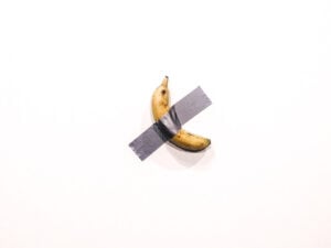 Uno studente coreano mangia la banana di Cattelan in mostra a Seoul