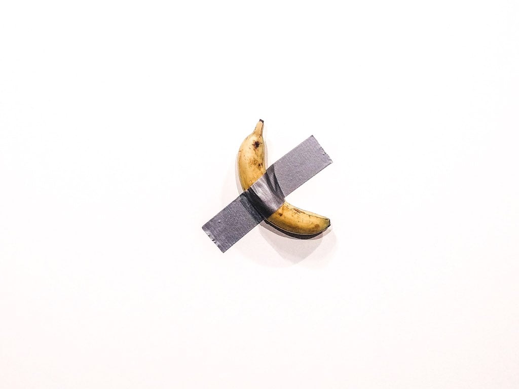 La banana di Cattelan diventa una T-shirt. In vendita anche lampadine che ritraggono l’artista