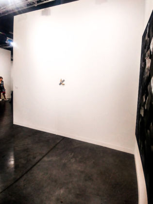 Maurizio Cattelan, Comedian (2019) - in mostra allo stand di Perrotin ad Art Basel Miami Beach 2019. Courtesy Perrotin