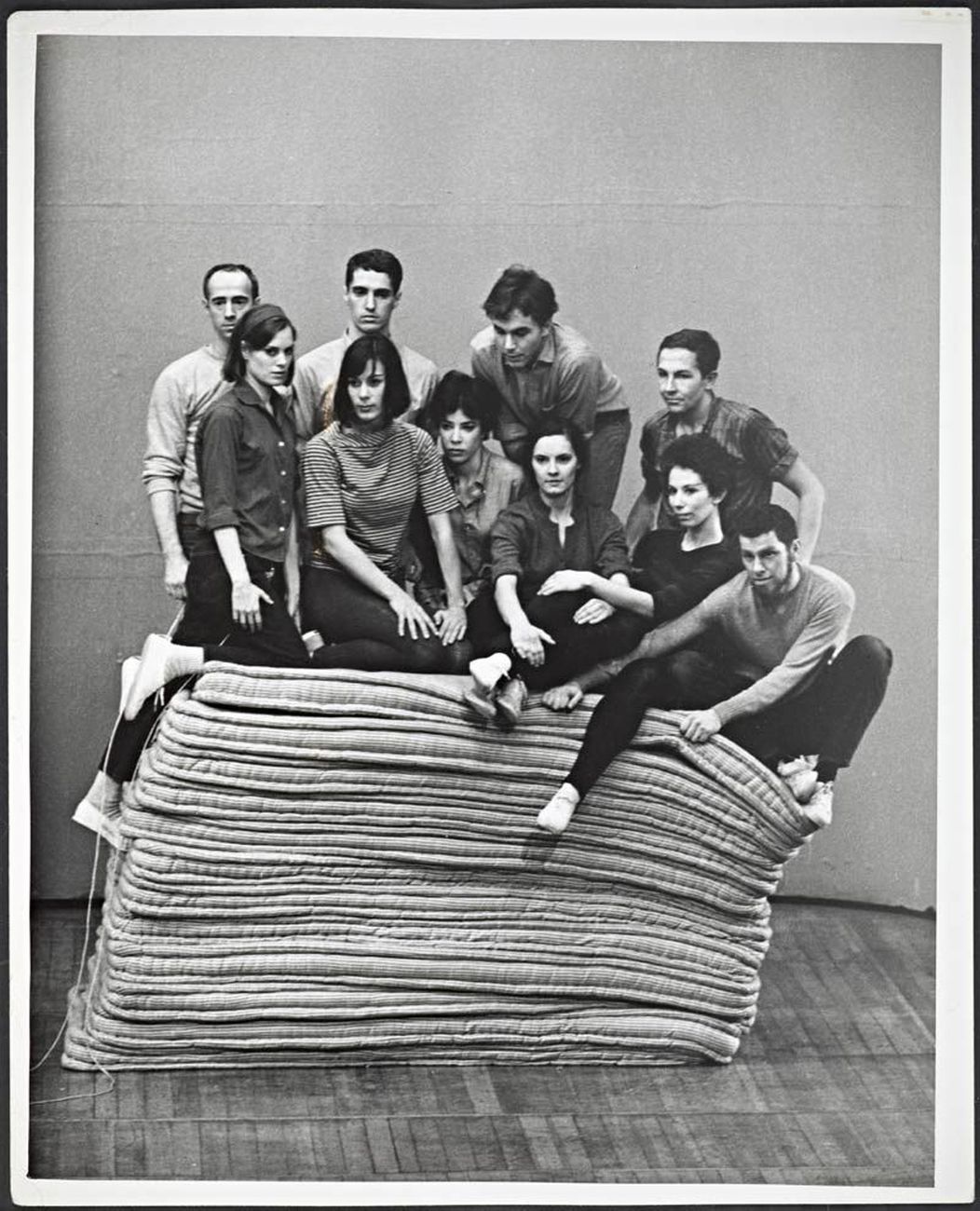 Peter Moore, Untitled (The cast of Yvonne Rainer’s Part of Some Sextets, 1965). Courtesy of Barbara Moore e Paula Cooper Gallery