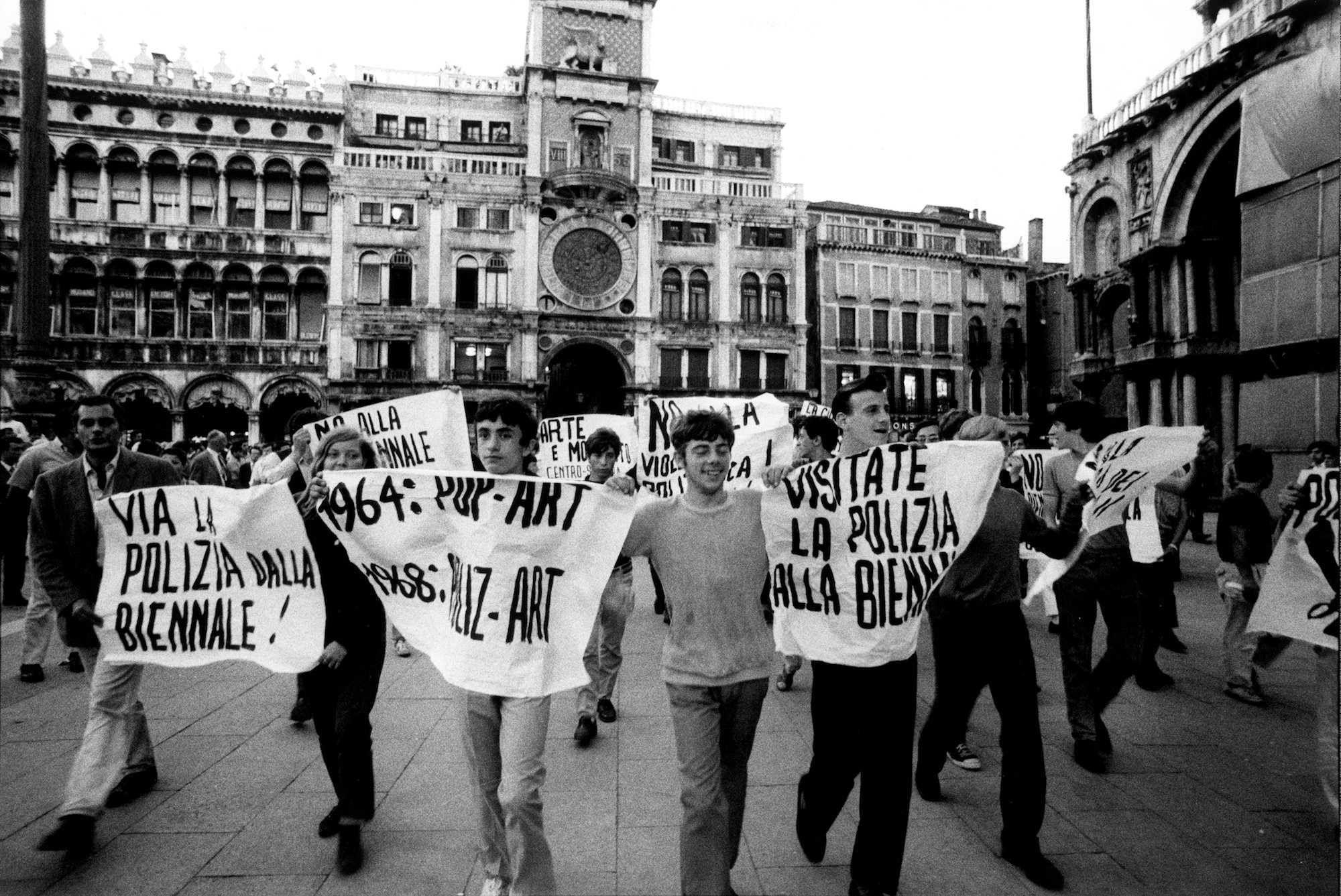 Proteste studentesche alla Biennale di Venezia, 1968. Foto di Ugo Mulas