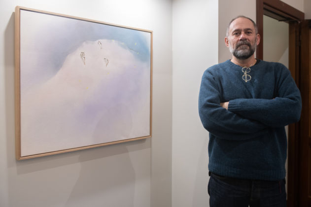 Enrico David accanto alla sua opera, BG Art Talent 2019