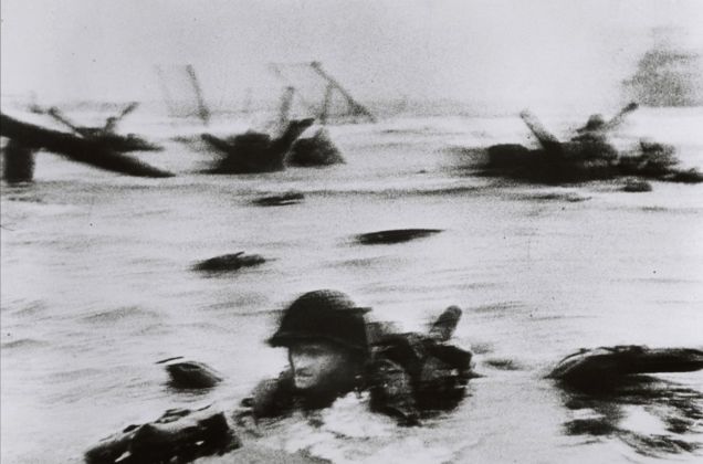 Robert Capa, Francia. Lo sbarco delle truppe sulla spiaggia di Omaha, 1944. Courtesy Centro Fotografico, Cagliari