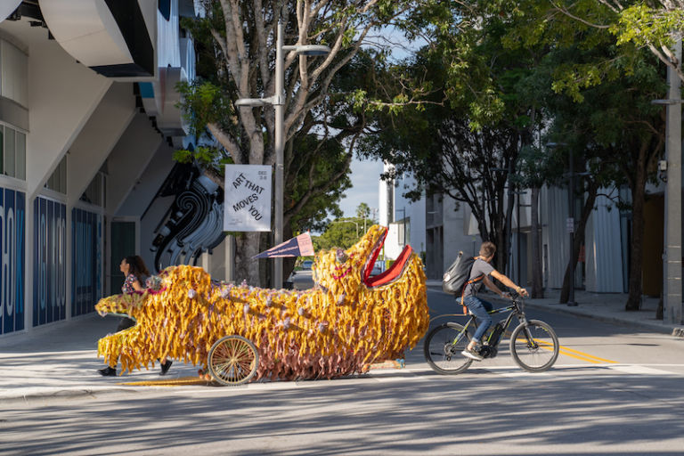 A Tribe from Wonderland: Stefano Ogliari Badessi (SOB) porta a Miami le sue sculture nomadi