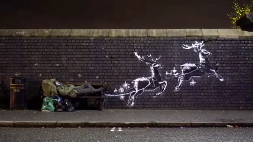 Nuova opera di Banksy: a Birmingham trasforma un clochard in Babbo Natale