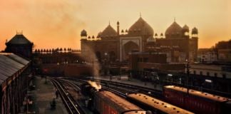 Steve McCurry, Stazione Ferroviaria, Agra, India, 1983. Courtesy Centro Fotografico, Cagliari