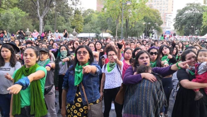 Un violador en tu camino ensayo en la Alameda Central de la Ciudad de México