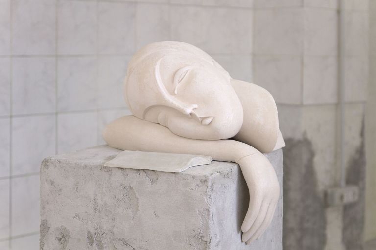 Viola Leddi, Sleepless Girl, 2018 19, 2 components, ceramic, raw clay, wood, plastic, steel, mortar, approx. 41 x 36 x 125 cm and 23 x 11 x 9 cm. Photo siliqoon agency