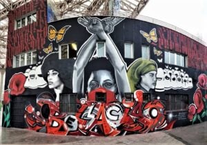 Attiviste e guerrigliere curde. A Milano, in Barona, i murales dedicati alle donne partigiane