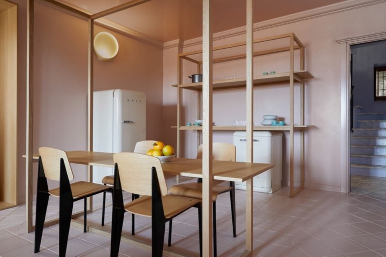 AIRBNB ITALIANVILLAGES CIVITACAMPOMARANO Zona cucina con elettrodomestici Smeg, sedie Vitra, arredo tavola Bitossi Home, luci Foscarini, vernici Caparol ©ClaudiaZalla