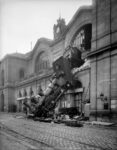 Una delle più celebri foto storiche parigine: L’accident de la gare Montparnasse. Paris, 22 octobre 1895