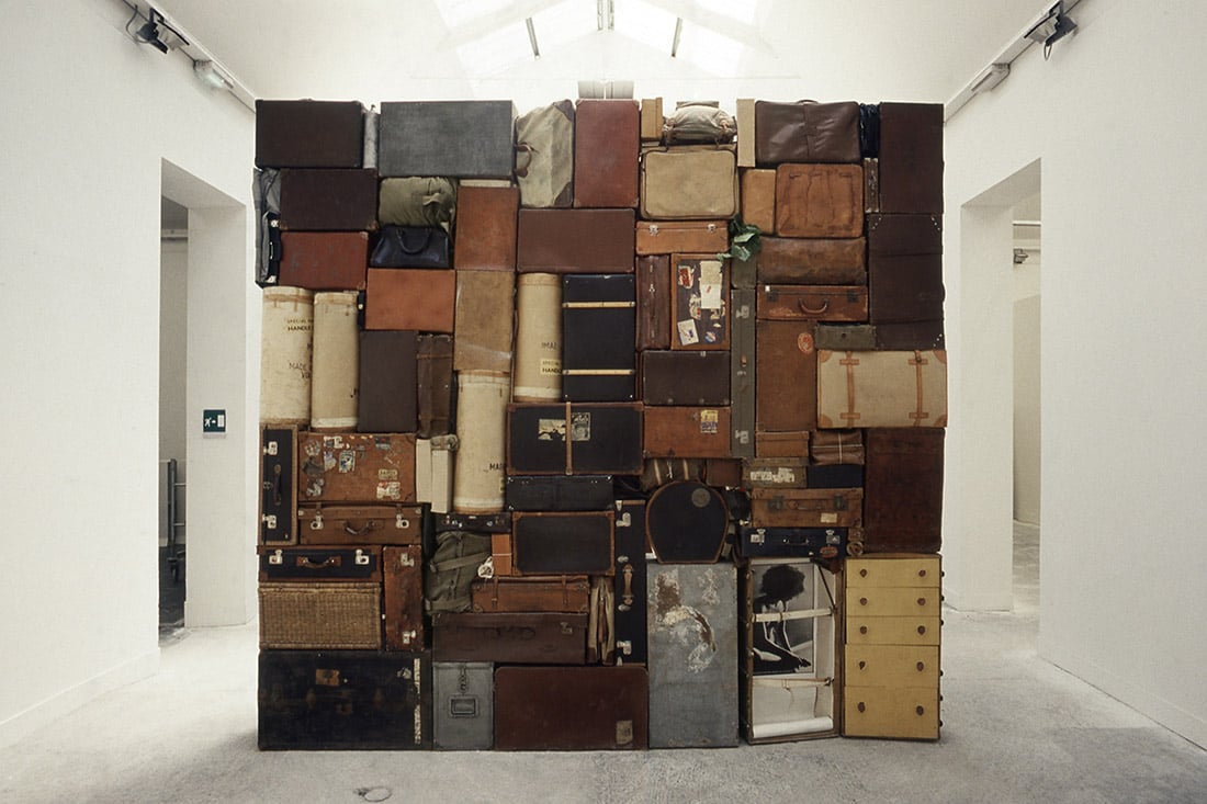 Fabio Mauri, Il Muro Occidentale o del Pianto, 1993 Valigie, borse, casse, involucri in cuoio, tela e legno (cm. 400x400x60) © Opera: Fabio Mauri con citazione di parte di fotografia “Ebrea”, 1971 di Elisabetta Catalano relativa all'opera di Fabio Mauri “Ebrea” XLV Biennale di Venezia foto: Graziano Arici Courtesy the Estate of Fabio Mauri and Hauser & Wirth