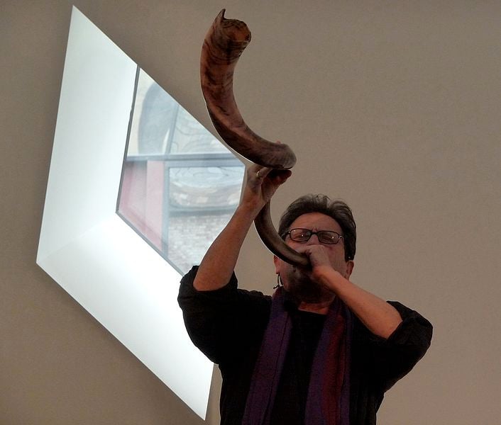 Alvin Curran playing a shofar next to window in performance at Contemporary Jewish Museum, San Francisco, on March 15, 2009. Photo by Susan Levenstein, fonte Wikimedia