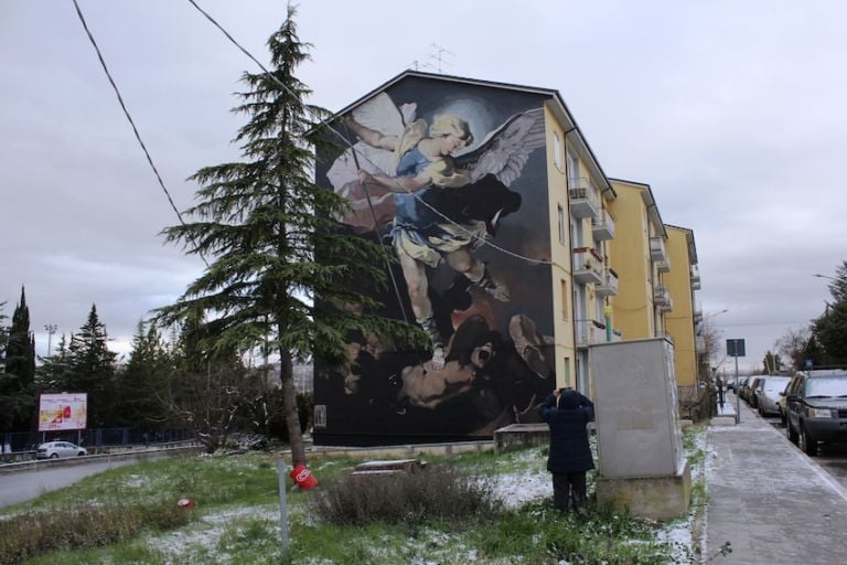 Andrea Ravo Mattoni, San Michele Arcangelo (riproduzione da Luca Giordano), 2019, ImbrArtiamo Street Art e Misteri, foto di Antonella Palladino