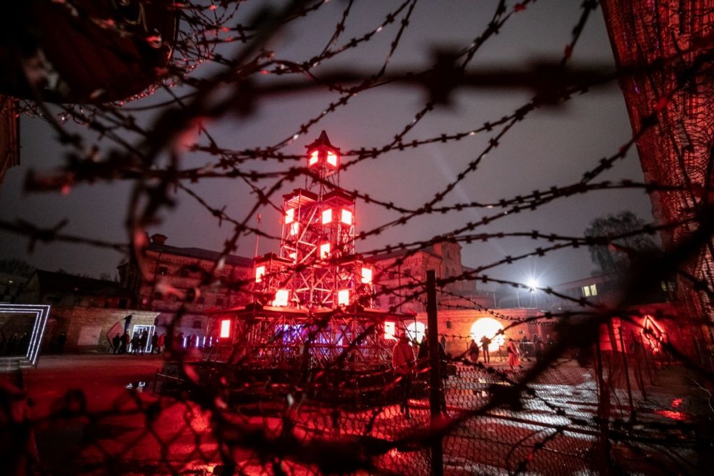 Un Natale alternativo in carcere. A Vilnius opere d’arte luminose in un’ex prigione centenaria