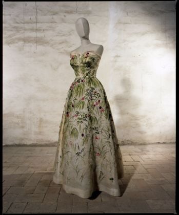Abito autentico di Irene Galitzine, con etichetta, su modello Dior. Courtesy Sartoria Farani