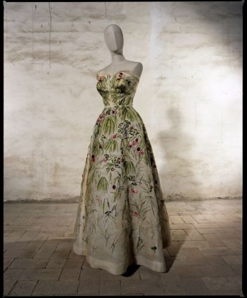 Abito autentico di Irene Galitzine, con etichetta, su modello Dior. Courtesy Sartoria Farani