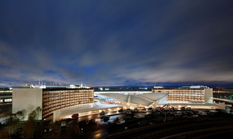 All lit up. The TWA Hotel at night. Photo credits TWA Hotel – David Mitchell