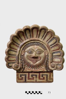 Antefissa policroma a volto gorgonico, Capua, Fondo Patturelli, fine del VI secolo a.C. Napoli, Museo Archeologico Nazionale
