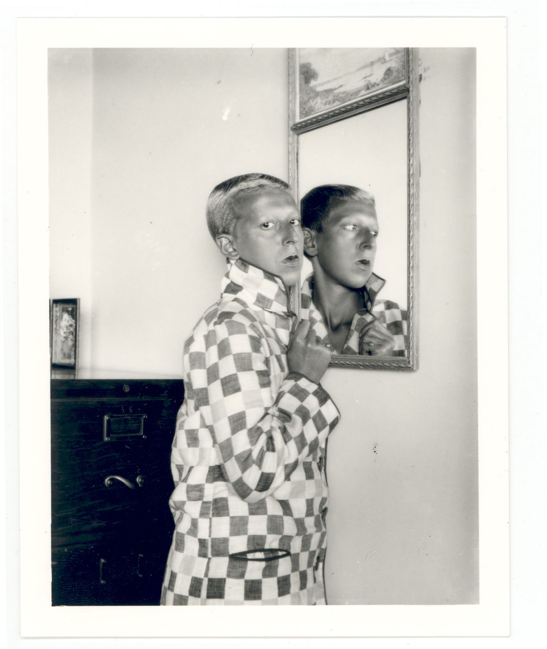 Claude Cahun, Autoritratto (imagine riflessa nello specchio, giacca a scacchi), 1928. Courtesy Jersey Heritage Collection