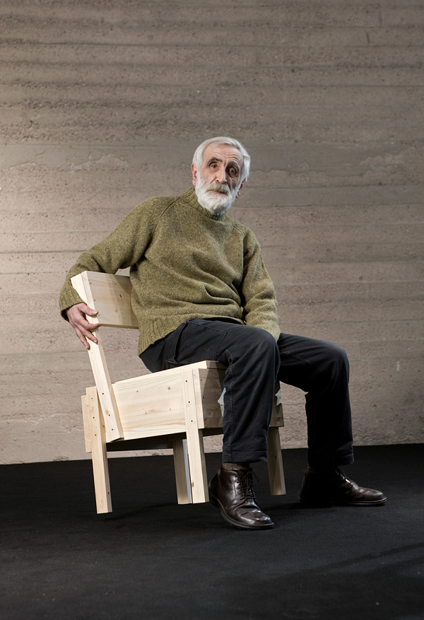 Enzo Mari nel 2012 sulla Sedia 1 Chair disegnata nel 1974 per Artek, courtesy Artek